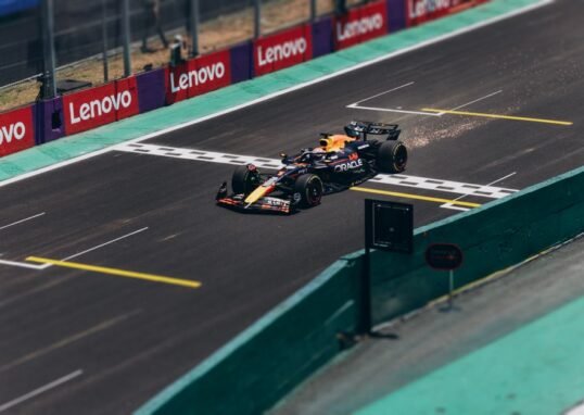 F1 Singapore Grand Prix: Max Verstappen wins at Marina Bay Street Circuit for first time – Yahoo Sports