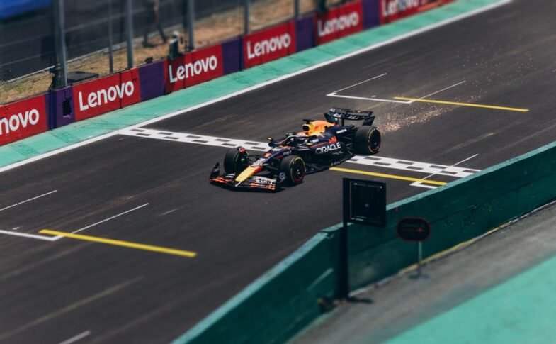 F1 Singapore Grand Prix: Max Verstappen wins at Marina Bay Street Circuit for first time – Yahoo Sports