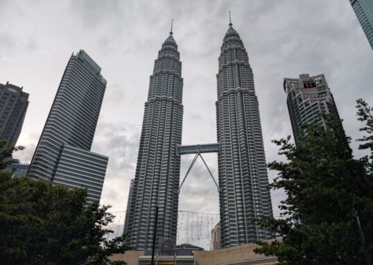 Petronas boosts payments to Malaysia as oil prices surge – Free Malaysia Today
